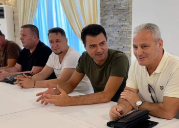 Basha në Gjirokastër me bluzë ushtarake si Zelensky dhe vulën e PD në xhep: Do të jemi gati për t’u përballur me pushtetin