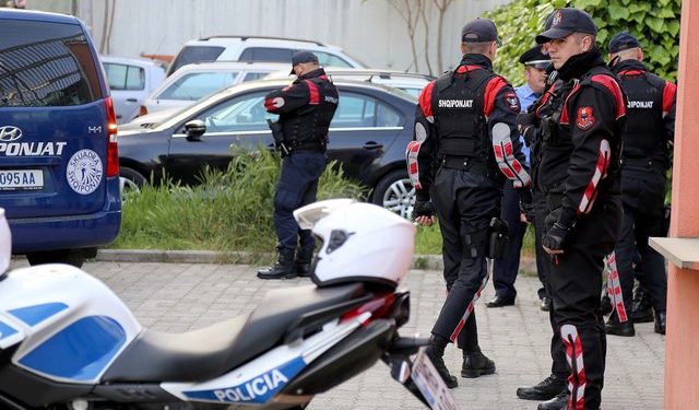 Sarandë, motori i “Shqiponjave” përplaset me makinën e turistit italian, plagoset polici