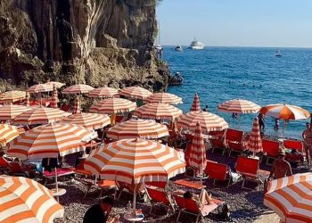 “Nga 40 deri në 700 euro”, Daily Mail i dedikon shkrim shezlongëve më të shtrenjtë të Evropës