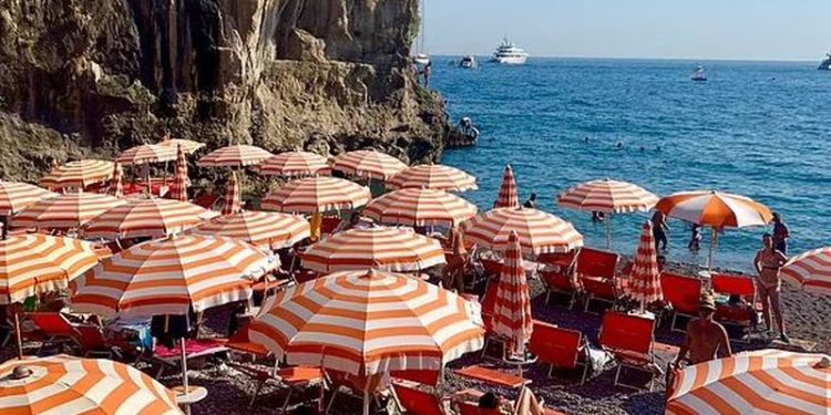 “Nga 40 deri në 700 euro”, Daily Mail i dedikon shkrim shezlongëve më të shtrenjtë të Evropës