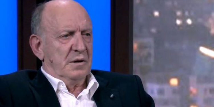 Socialistë e demokratë, të ditur e trutharë, të ndershëm e kusarë, punëtorë e zuzarë, ja pse jemi të ndarë