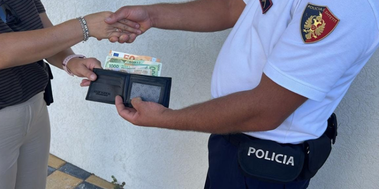 Dy policë gjejnë portofolin me para, ia kthejnë pushueses