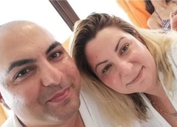 Familjes rome i mohohet hyrja në pishinën publike