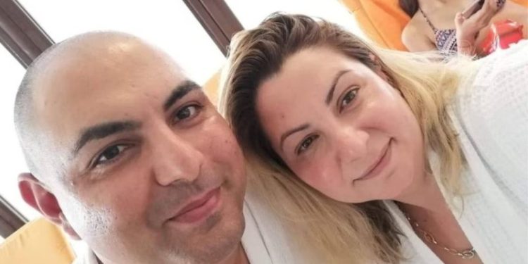 Familjes rome i mohohet hyrja në pishinën publike