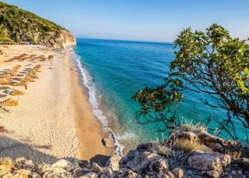 Mëngjes dhe drekë me 4 euro, turistët low-cost, pak fitim për Shqipërinë