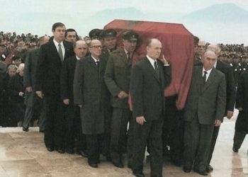 Historia e panjohur e 11 prillit ’85/ Ditën që vdiq Enver Hoxha, Ibrahimi hyri te klubi i fshatit dhe i tha bufetjerit: Sot është dita jonë, më bëj një raki