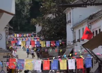 Jo turizmit me kosto të ulët/ Turistët shmangin guidat lokale dhe eksplorojnë pa ndihmë (VIDEO)
