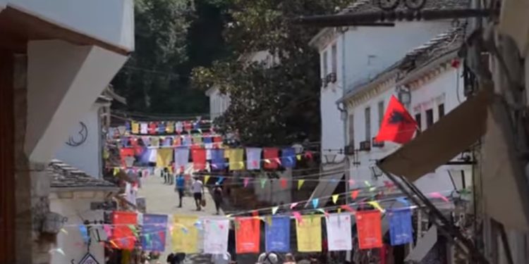Jo turizmit me kosto të ulët/ Turistët shmangin guidat lokale dhe eksplorojnë pa ndihmë (VIDEO)