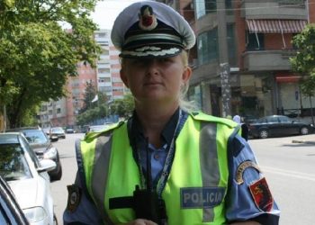 arta shurbi Përplasen dy makina, aksidentohet punonjësja e Policisë Rrugore (VIDEO)