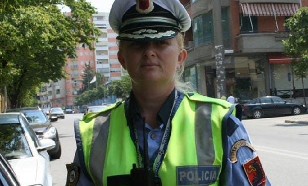 arta shurbi Përplasen dy makina, aksidentohet punonjësja e Policisë Rrugore (VIDEO)