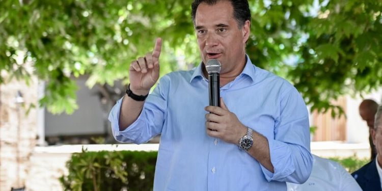 Ministri grek “kërcënon” Shqipërinë: Do të bllokojmë financimet e BE nëse Beleri nuk betohet si kryetar bashkie në Himarë