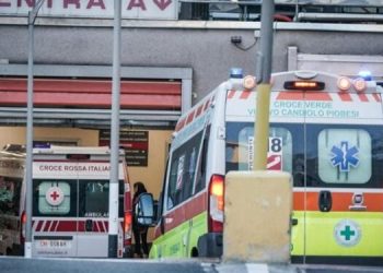 Tronditëse! 50-vjeçari vret me thikë nënën, i jep fund dhe jetës së tij