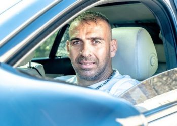 “Çmendet” greku, makinën luksoze 180 mijë euro e kthen në taksi për turistët (FOTO)