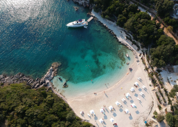 E rëndë në Ksamil/ I riu rrëzohet nga kati i dytë i resortit, transportohet me urgjencë drejt Tiranës