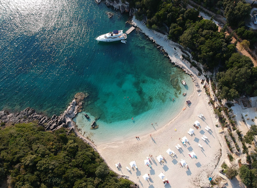 E rëndë në Ksamil/ I riu rrëzohet nga kati i dytë i resortit, transportohet me urgjencë drejt Tiranës