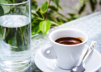 A duhet ta pimë kafen duke e shoqëruar me ujë? Kjo është e vërteta