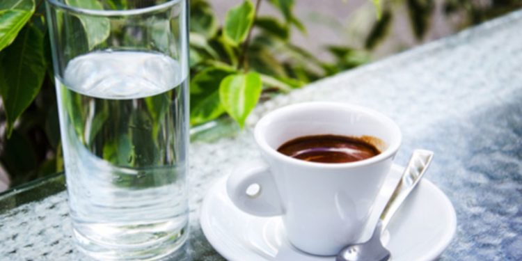 A duhet ta pimë kafen duke e shoqëruar me ujë? Kjo është e vërteta