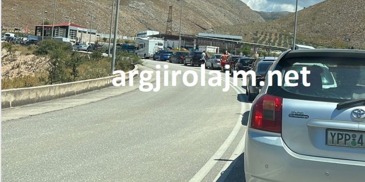 Rikthehen pritjet e gjata në kufi, 2 km radhë në anën greke të Qafë Botës (FOTO)