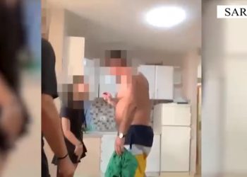 Shfaqet një Mihal tjetër në Sarandë, pronari i apartamentit mban peng 6 turistë italianë (VIDEO)