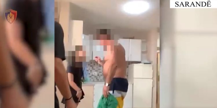 Shfaqet një Mihal tjetër në Sarandë, pronari i apartamentit mban peng 6 turistë italianë (VIDEO)