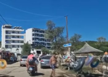 Ksamili nuk i ka të gjitha! Plot me turistë, por mungojnë rrugët, ndriçimi dhe s’ka parkim (VIDEO)