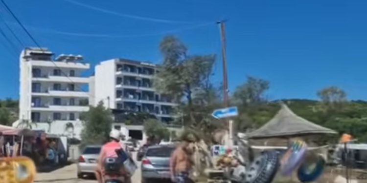 Ksamili nuk i ka të gjitha! Plot me turistë, por mungojnë rrugët, ndriçimi dhe s’ka parkim (VIDEO)