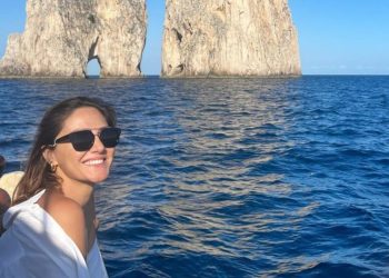 Ironia e gazetares shqiptare me pushime në Itali: Si nuk i kishte shkuar mendja këtyre “të kafshonin tokën” e ta mbushnin me rërë