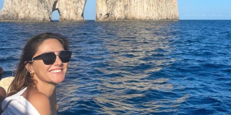 Ironia e gazetares shqiptare me pushime në Itali: Si nuk i kishte shkuar mendja këtyre “të kafshonin tokën” e ta mbushnin me rërë