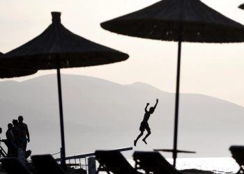 Revista italiane: Miti i rremë i pushimeve me kosto të ulët në Shqipëri