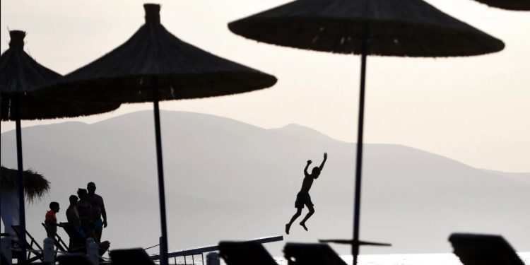 Revista italiane: Miti i rremë i pushimeve me kosto të ulët në Shqipëri