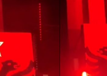 Flamuri shqiptar me yllin komunist shfaqet në festën e ‘Nonave’ në Përmet (VIDEO)