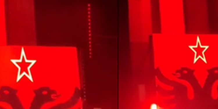 Flamuri shqiptar me yllin komunist shfaqet në festën e ‘Nonave’ në Përmet (VIDEO)