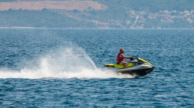 10 orë kërkim në det, merr fund drama e të riut në Borsh, shihni si e shpëtoi policia (VIDEO)