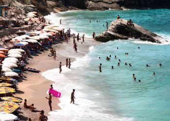 Reuters: Turistët italianë “pushtojnë” resortet e Shqipërisë. Kumbaro: S’na duhen shifrat, kërkojmë turistë cilësorë që të rrinë 5 netë