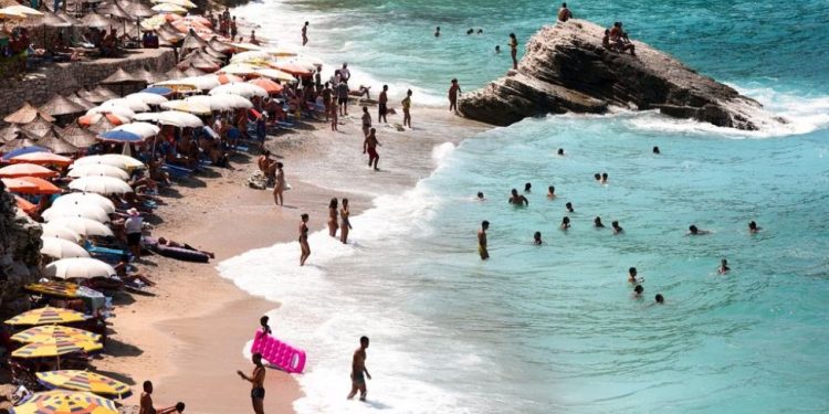 Reuters: Turistët italianë “pushtojnë” resortet e Shqipërisë. Kumbaro: S’na duhen shifrat, kërkojmë turistë cilësorë që të rrinë 5 netë