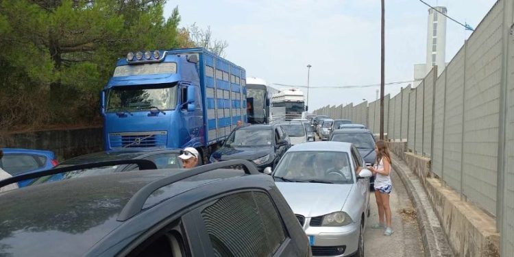 Emigrantët po kthehen në Greqi, radhë kilometrike në Kakavijë