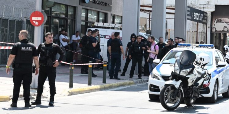 “Polici i thoshte ndalo, por ai nuk ndaloi”, detaje të ngjarjes në Athinë: Shqiptari nga Delvina tentoi të grabiste bankën (VIDEO)