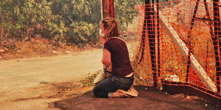 Greqia në flakë, Athina mbulohet nga tymi (VIDEO)
