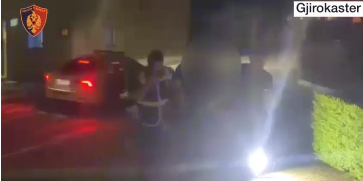500 euro për person, arrestohet trafikanti i klandestinëve në Gjirokastër (VIDEO)