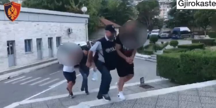 Trafiku i klandestinëve, 3 të arrestuar në Gjirokastër