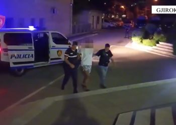 Aksidentoi në Këlcyrë furgonin me 22 klandestinë, arrestohet shoferi (VIDEO)