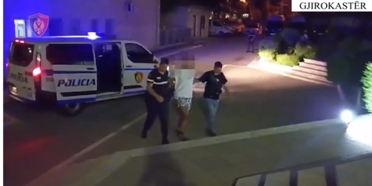 Aksidentoi në Këlcyrë furgonin me 22 klandestinë, arrestohet shoferi (VIDEO)
