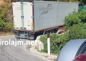 Iu çanë gomat, kamioni bllokon rrugën në Qafën e Muzinës (FOTO)
