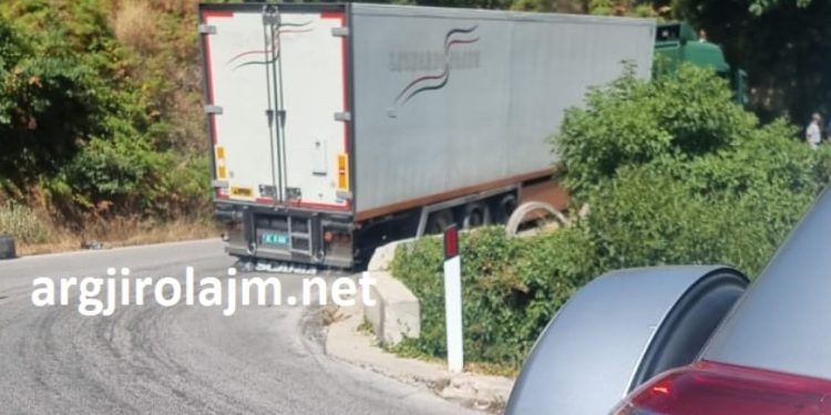 Iu çanë gomat, kamioni bllokon rrugën në Qafën e Muzinës (FOTO)