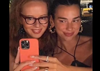 E “çmendur” pas librave të Ismail Kadare, Dua Lipa njihet nga afër me vajzën e shkrimtarit