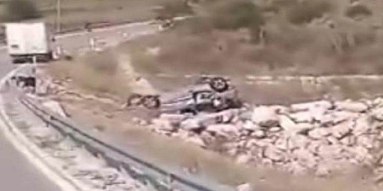 Aksident në rrugën e Lumit të Vlorës, përmbyset kamioni