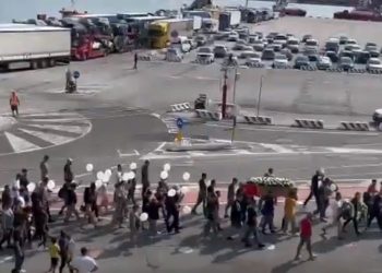 Tullumbace të bardha dhe arkivoli i mbuluar me flamurin kombëtar, niset për Shqipëri trupi i pajetë i Klajdit (VIDEO)