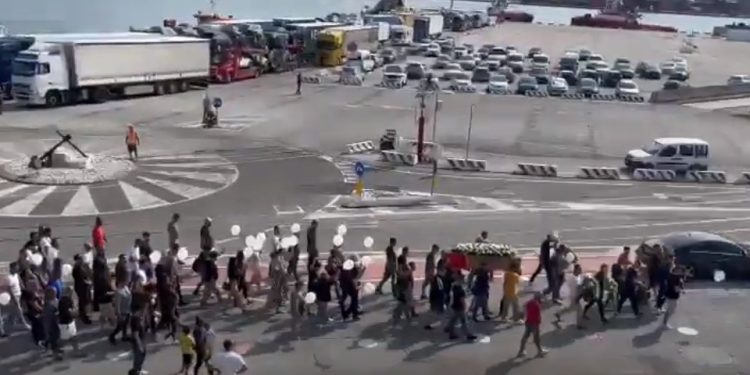 Tullumbace të bardha dhe arkivoli i mbuluar me flamurin kombëtar, niset për Shqipëri trupi i pajetë i Klajdit (VIDEO)