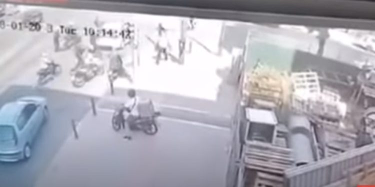 Pamje të rënda/ Momenti kur policia greke qëllon grabitësin shqiptar (VIDEO)