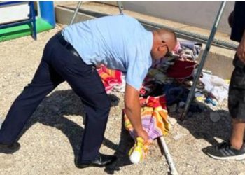 Babëzia s’ka fund, privati zapton edhe një nga plazhet e paktë publikë në Sarandë, policia sekuestron 70 çadra